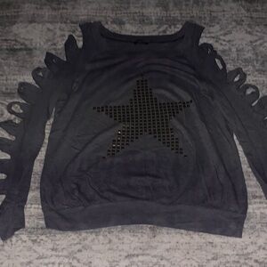 DISTRESSED GRAYISH BLUE TOP WITH CUTOUT SLEEVES  AND GOLD STUDED STAR
